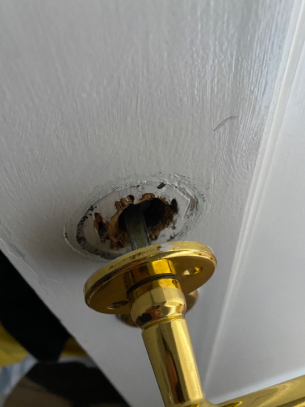 Fastgørelse af løse dørhåndtag