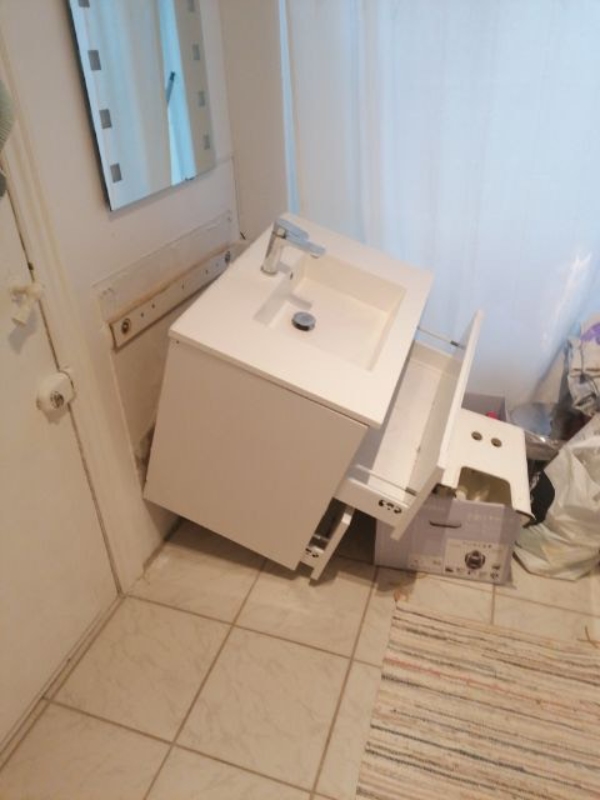 Opsætning af badeværelses skab