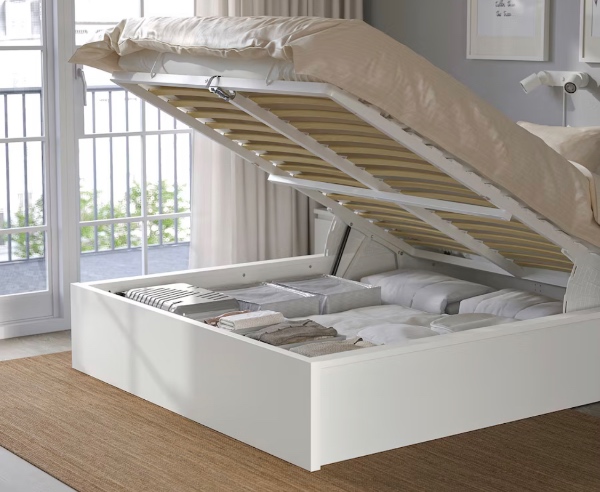 Modtage levering fra Ikea, samle senge og montere to lamper.