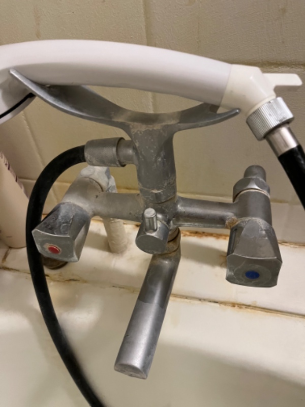 Skift af blandingsbatteri i badeværelse