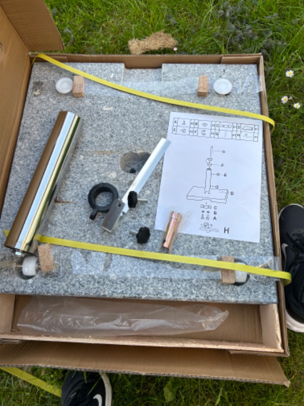 Løft parasolfod på 60 kg, og holde den under montering af skruer😅