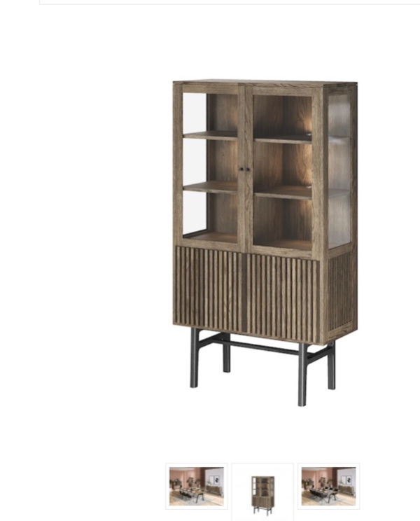 Samle vitrineskab og ophængning af billeder mm