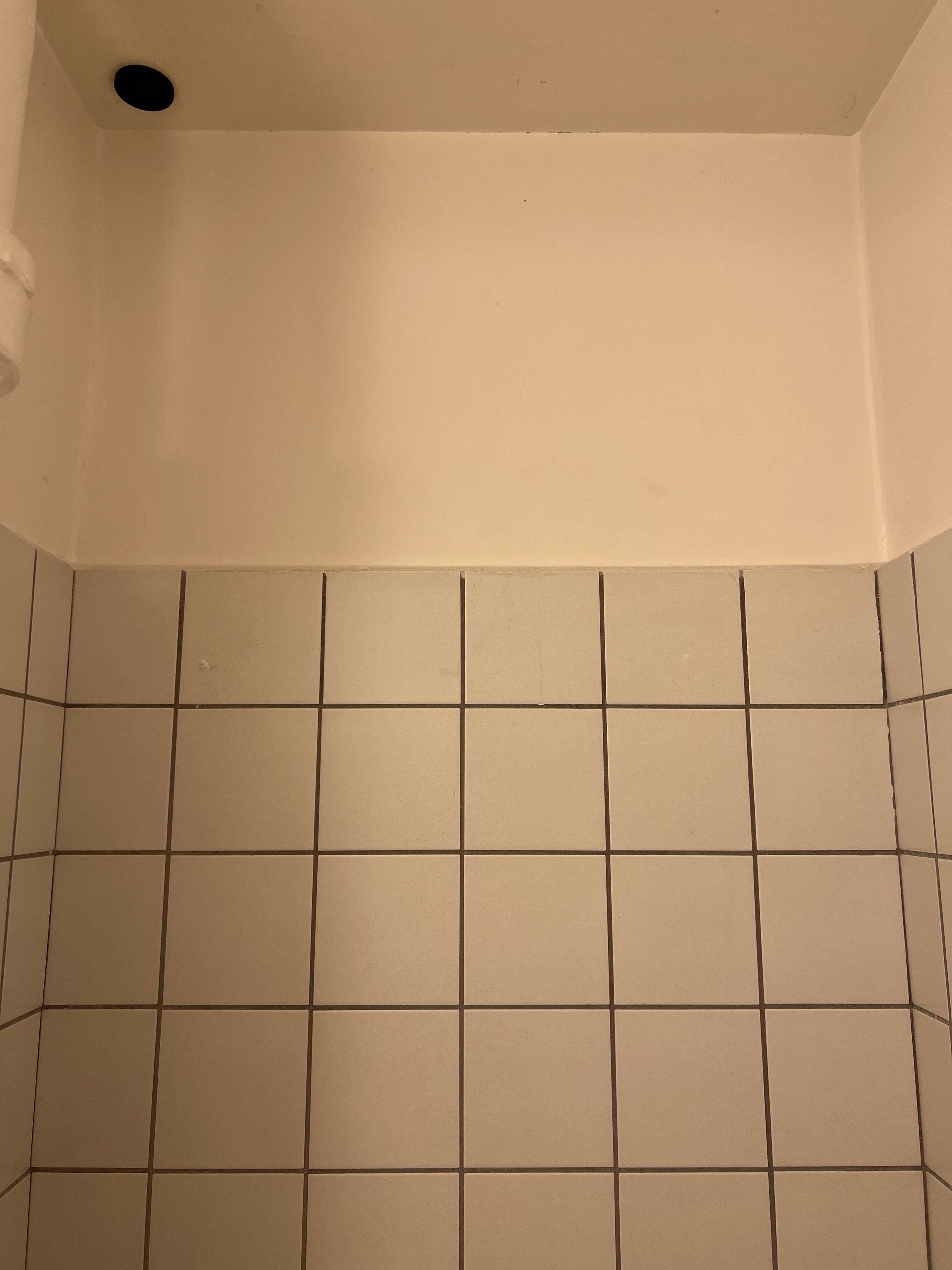 Hjælp til at hænge et skab op på badeværelse