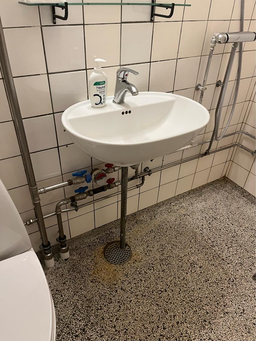 Afmontering af vask og montering af ny vask inklusiv skab på badeværelse.