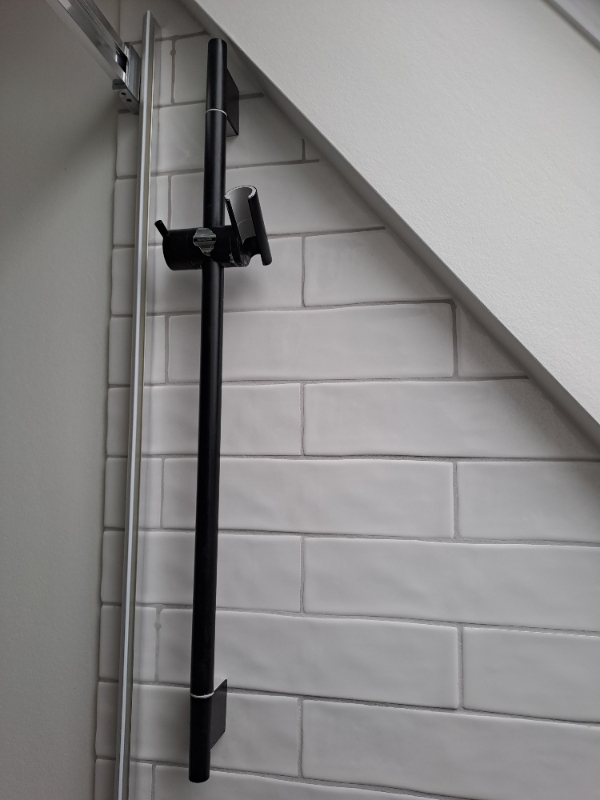 Skift af holder på brusestang i baderum og skift af reservedel på bruseamaraturet