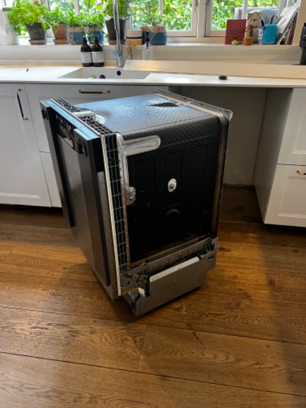 Opvaskemaskine afmonteres og bortskaffes, ny tilkobles