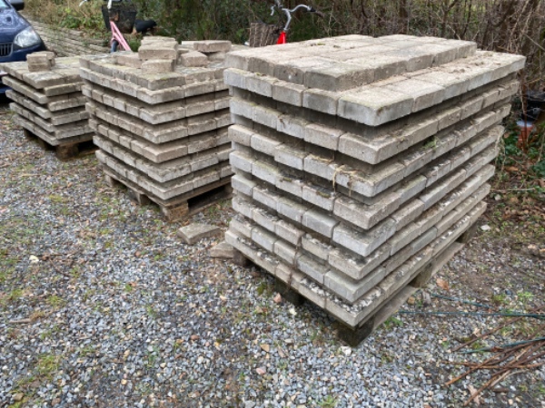 Tre paller med betonfliser skal afhentes og køres til genbrugsstation