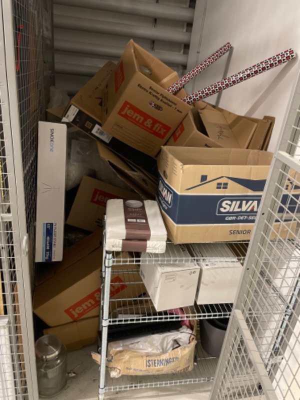 Kørt sække og småting fra lejlighed og kælderrum til genbrugsplads