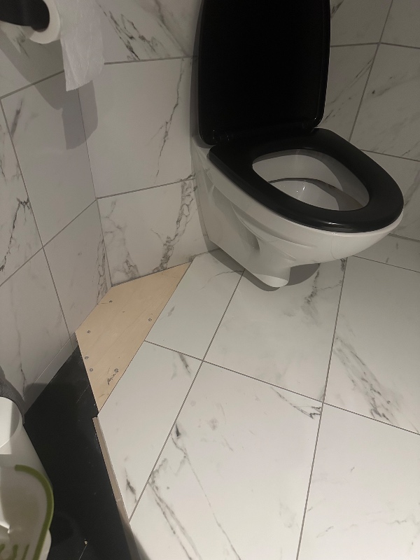 Montering af fliser ved toilet