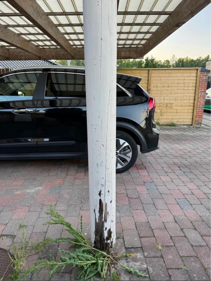 Nedrivning af carport og fjernelse af affald