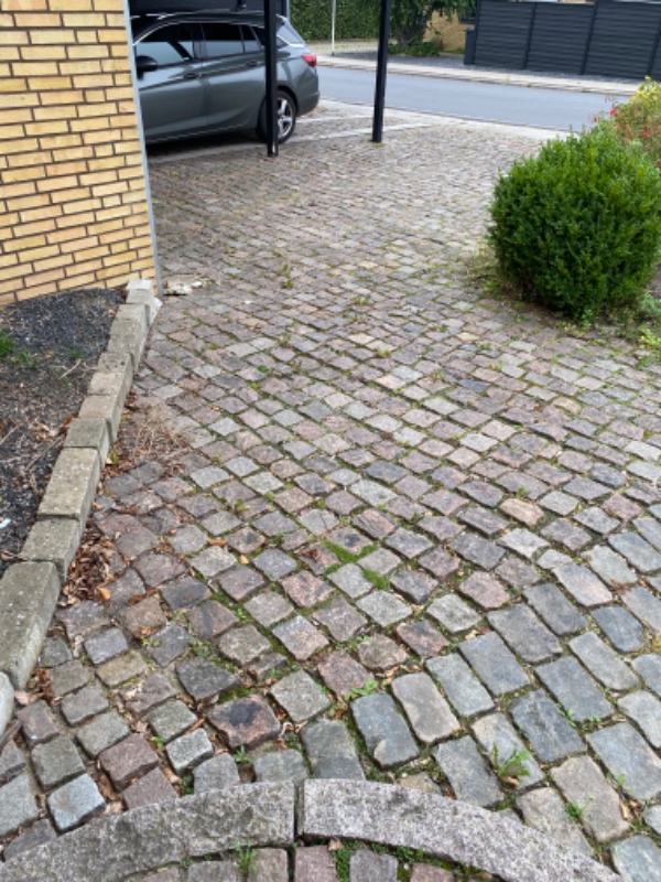 Fliser (indkørsel + terrasse) i alt ca. 130 m. Hvoraf er der et bed på ca. 15 m, som skal fjernes.