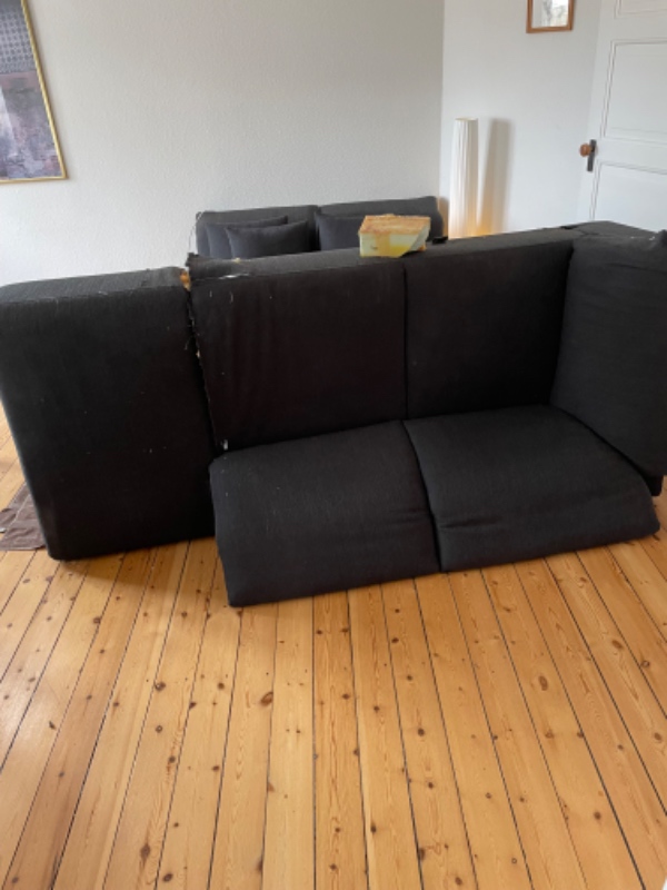 Flytning af sofa fra 1. Sal ud til kantsten