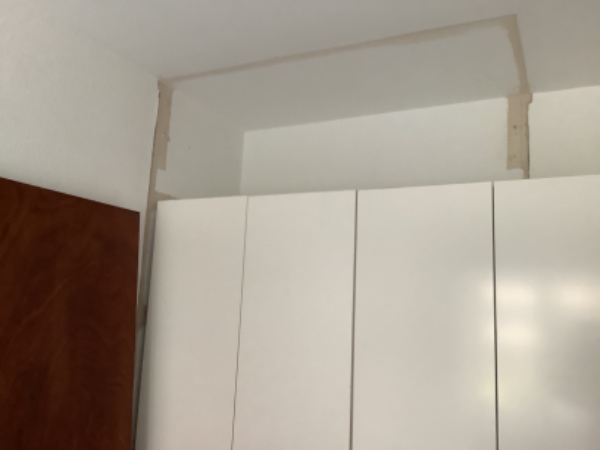 Repareret skader på loft og vægge, efter at der er fjernet et indbygget skab.