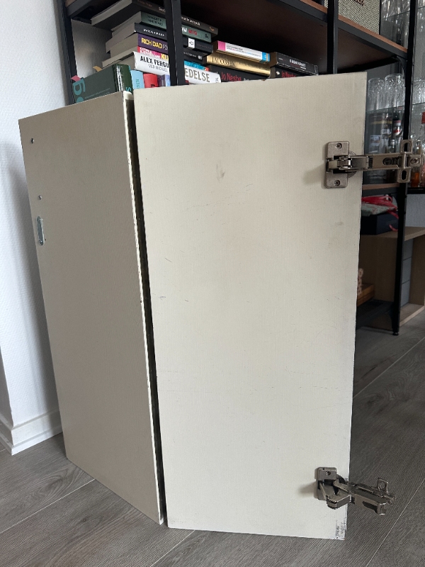 Køkkenlåge skal repareres. Hængsler sidder ikke fast.