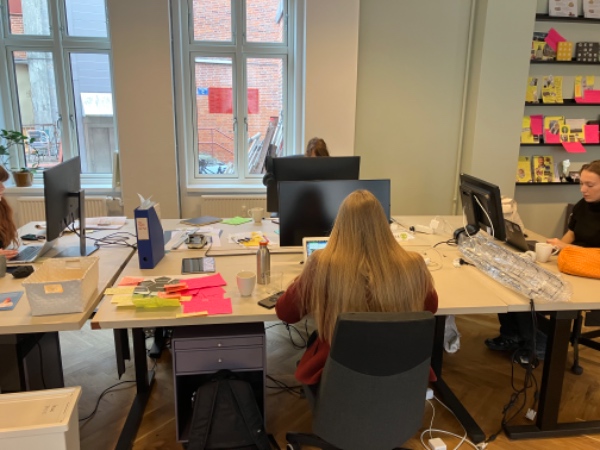 Praktisk hjælp til afskaffelse af fire hæve-sænke-borde og opsætning af nye borde