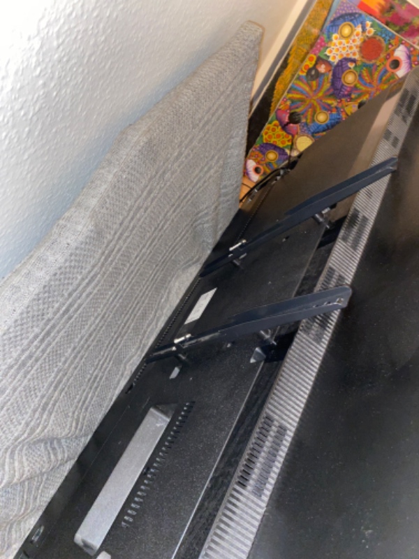 Opsætning af hylder og tv på beslag