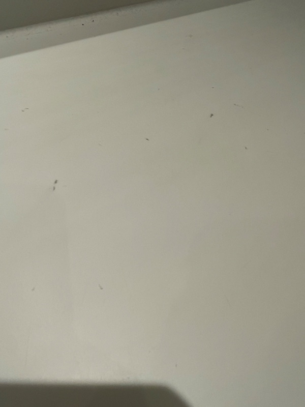 Restoration av hull i fliser og benken på badet.