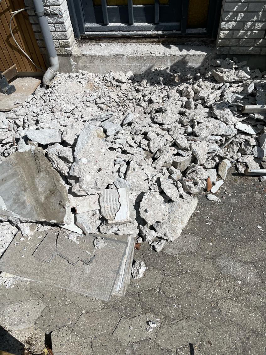 Affald have og lidt beton