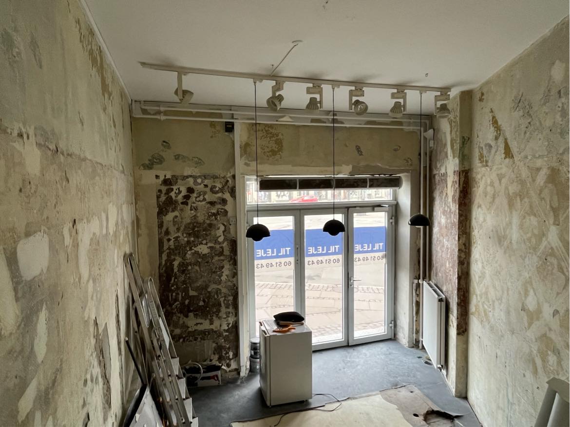 Nedtage a/c og nedtage spots/lamper/skinnesystem - bemærk loftshøjde ca 4 m