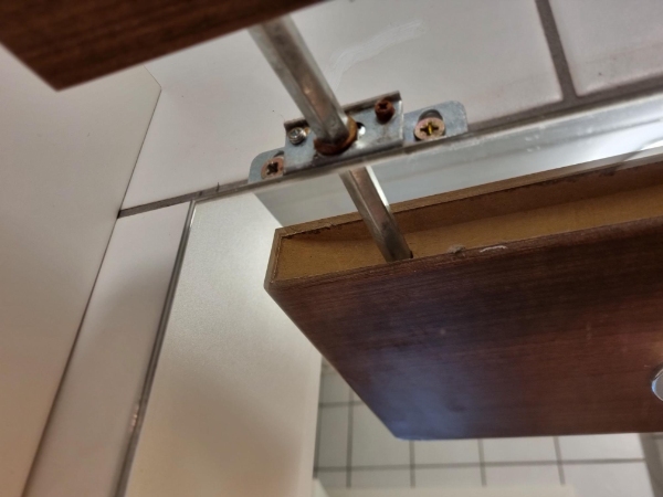 Afmontering af spejl og lys og montering af Storjorm spejl fra Ikea