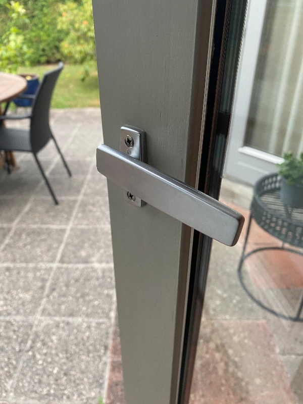 Dør til terrasse - kun håndtag på indersiden - kører meget trægt og kræver mange kræfter at lukke