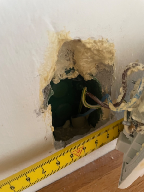 Montering af stikkontakt i væggen