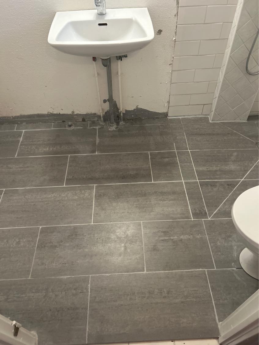 AKUT! Færdiggøring af badeværelse (se beskrivelse)