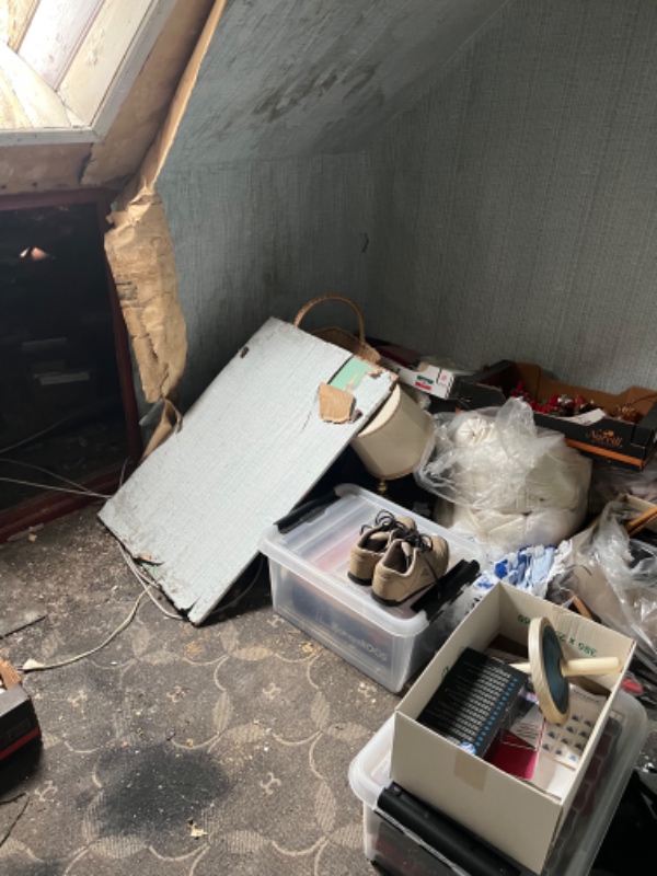 Rydning af loft i gammelt hus i Allinge