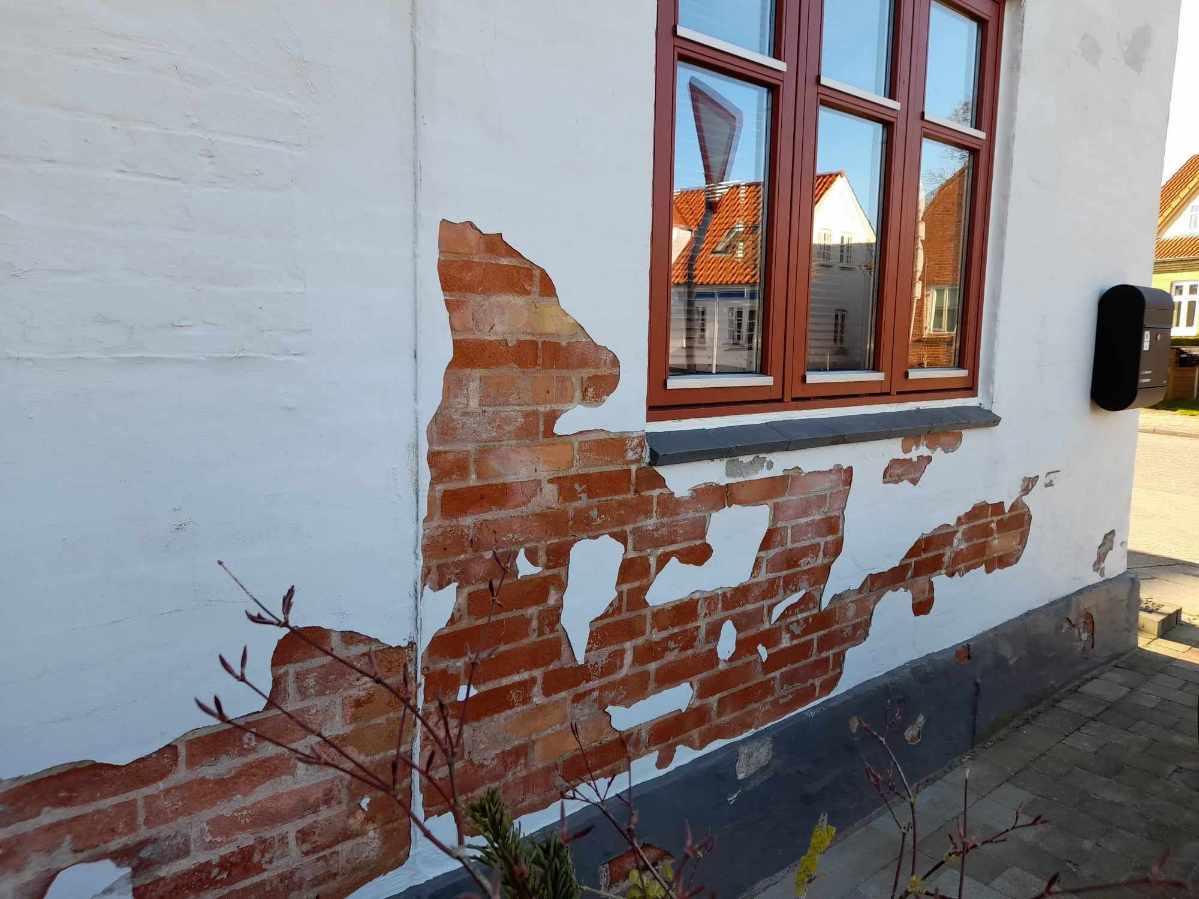 Reparation af huller/skader på pudset husmur