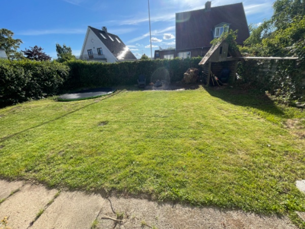 Fræsning af græsplæne og anlæggelse af ny samt bortskaffelse af fliser