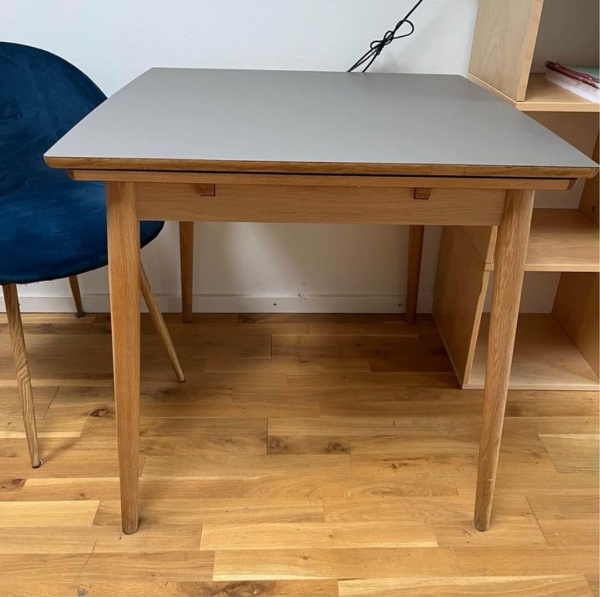 Afhentning af lille spisebord (B82 x L82).