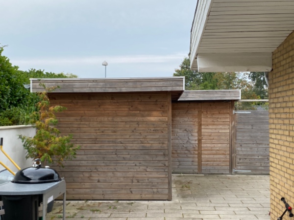 Påføring af træbeskyttelse på vores carport (+ evt. skur). Den er netop behandlet med grundingsolie.