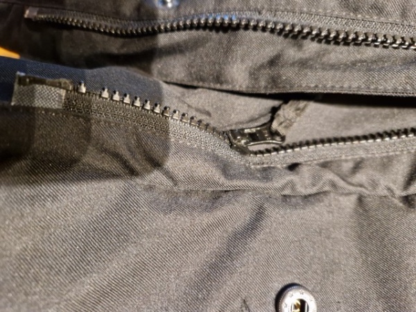 En lynlås på en vinterjakke