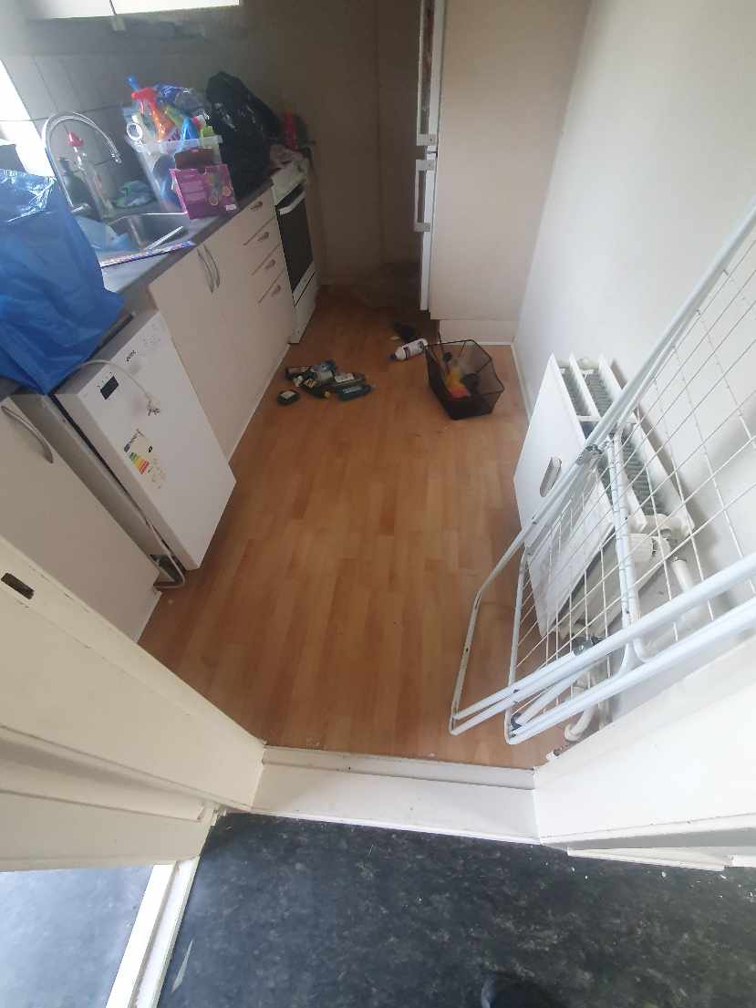 Revet gulv op og smidt ud