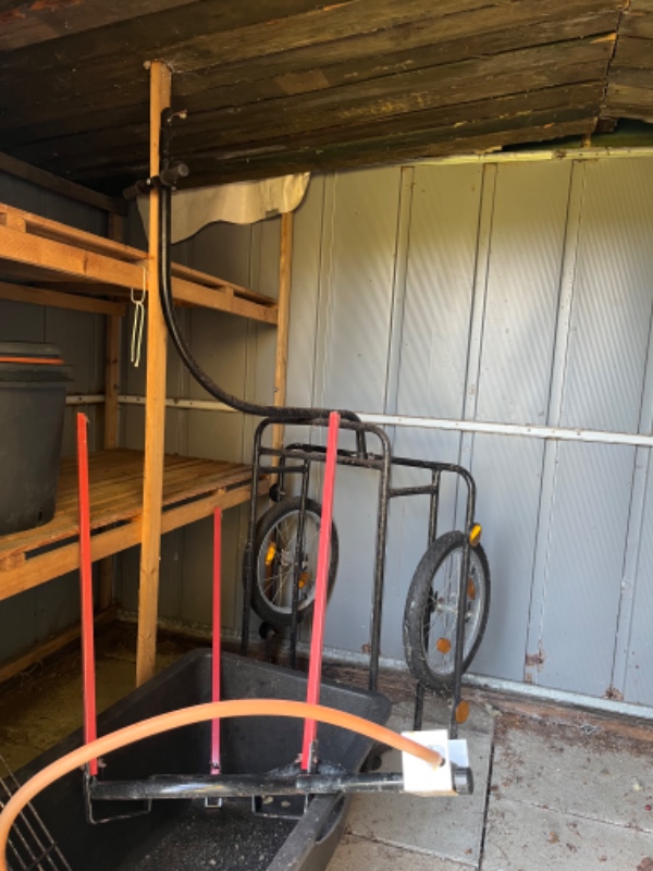 Nedbrydning og bortkørsel af to mindre metalskure.