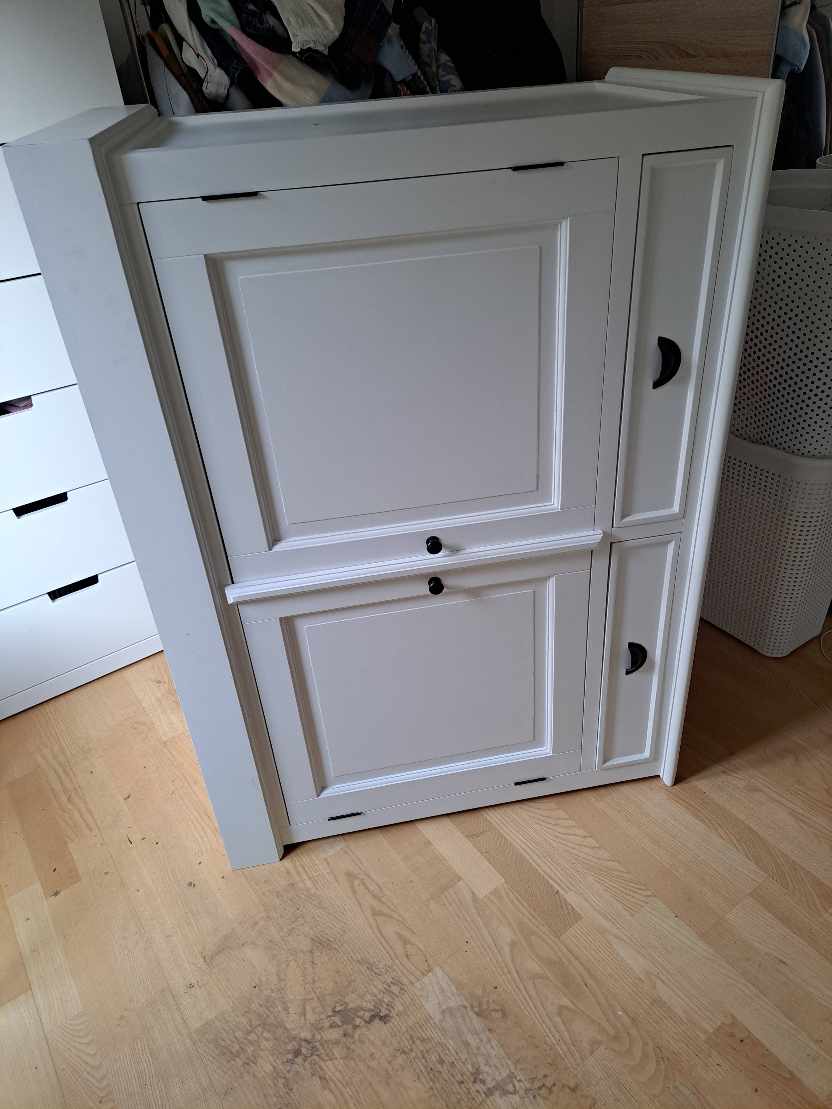 Vitrineskab i 2 dele skal bæres ned  i stuen ad trappe, der drejer.