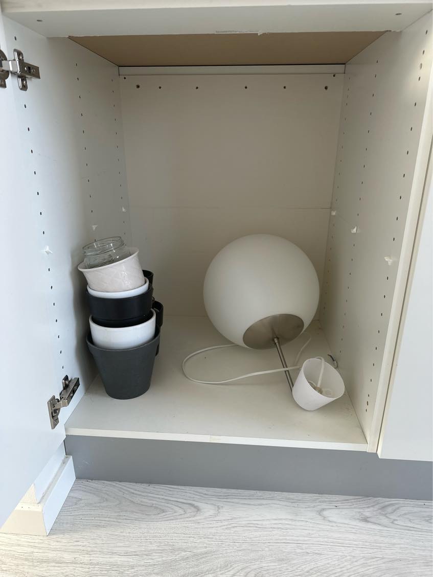 Fjerne køkkenskab og installere opvaskemaskine