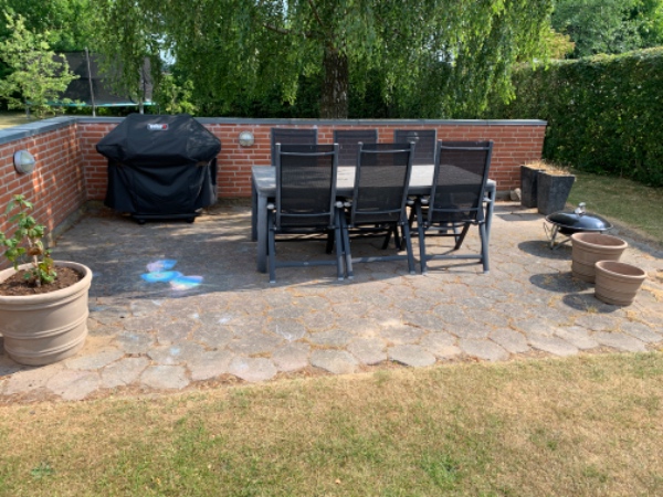 Luget indkørsel og terrasse