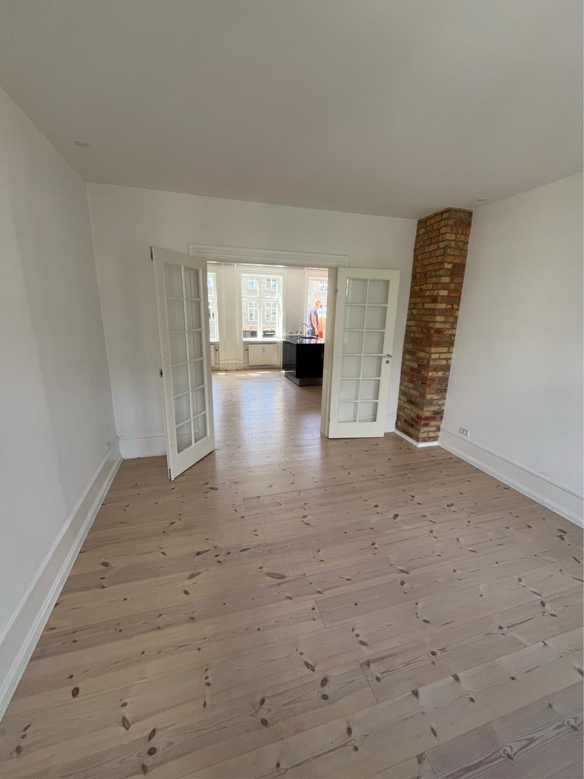 Slibe gulv inkl. lakering med hvid matlak