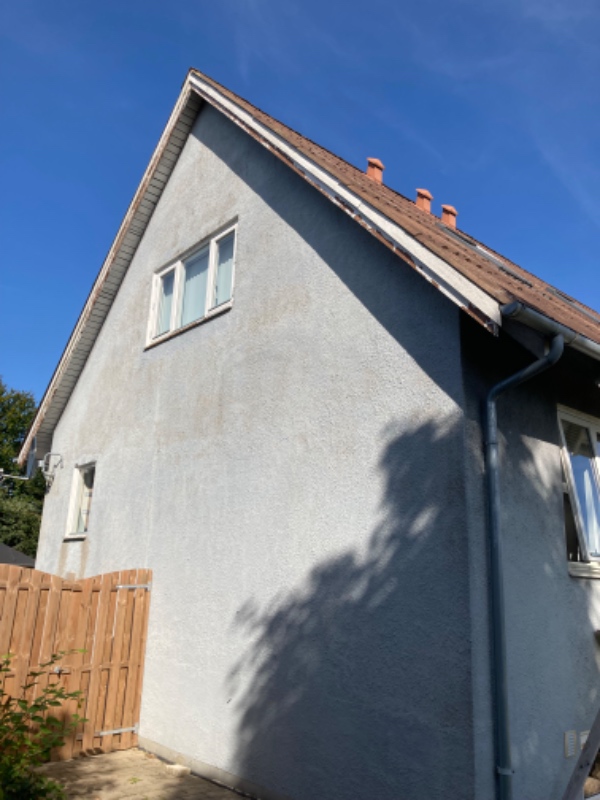 Husets gavl skal males . Der skal bruges lift