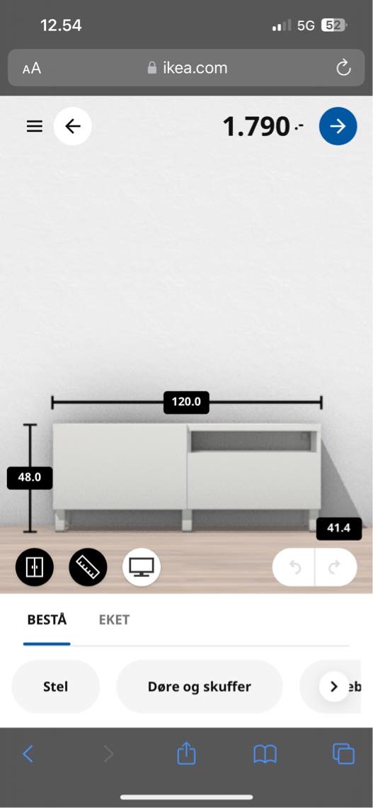 En reol plus et TV bord plus kommoder og en loftlampe