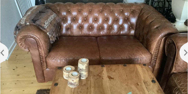 Hentet 2 sofaer, 1 lænestol og er bord