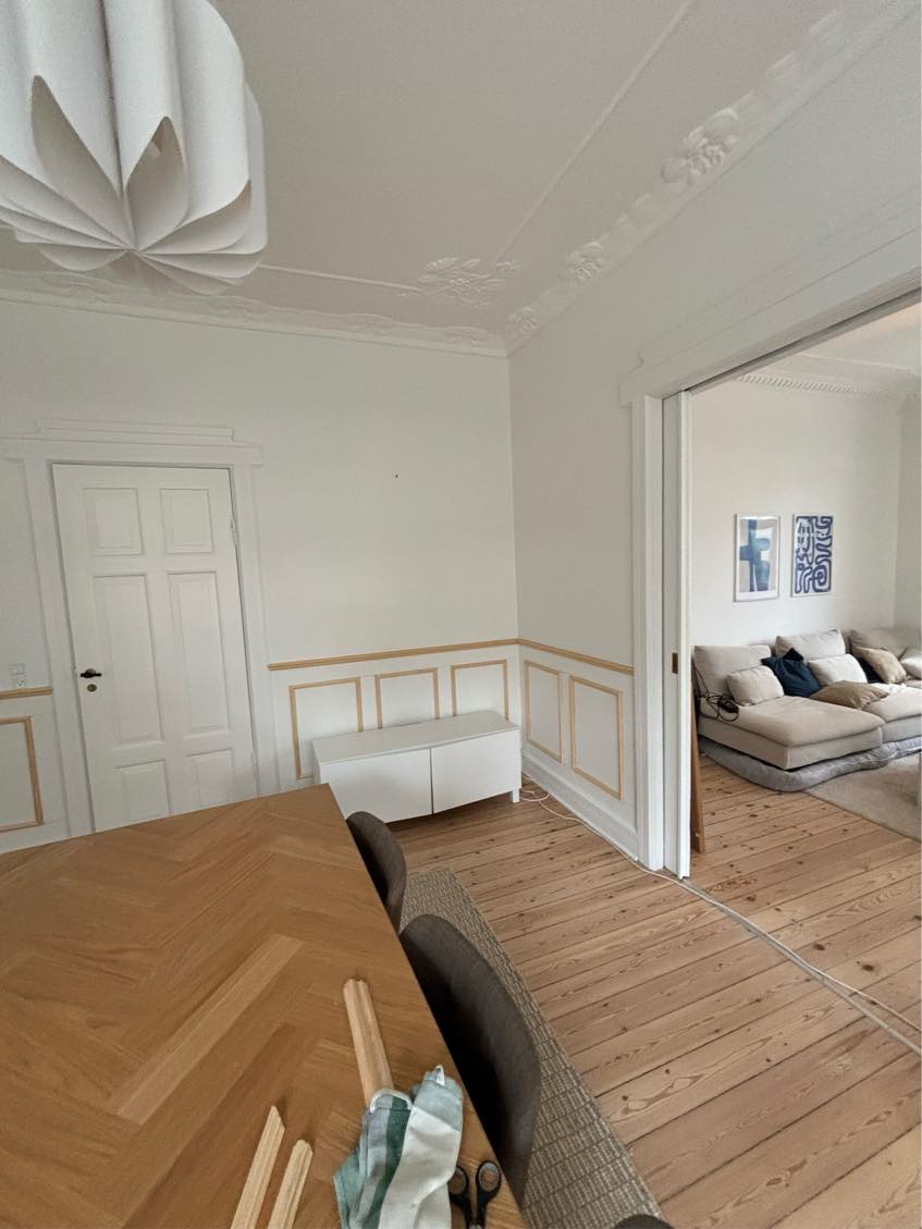 Fuge + male paneler og væg i stue