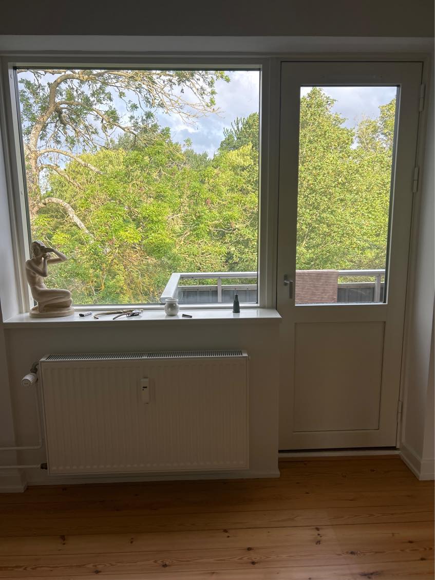 Ophængning af 5 gardiner, 3 billeder og 2 små sengebord