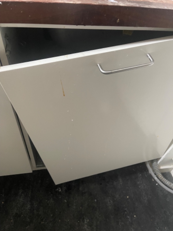 En køkkenlåge skal repareres/skiftes