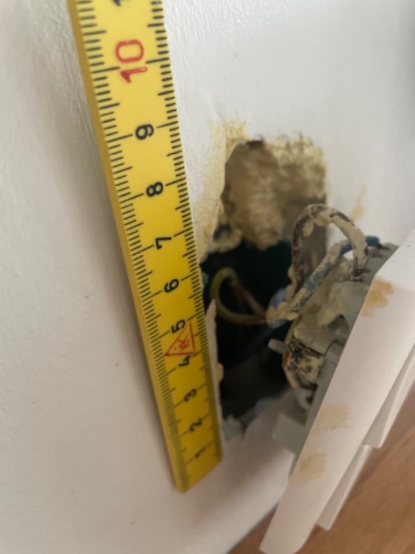 Montering af stikkontakt i væggen