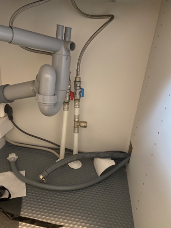 Tilslutte vaskemaskine til vandhanen