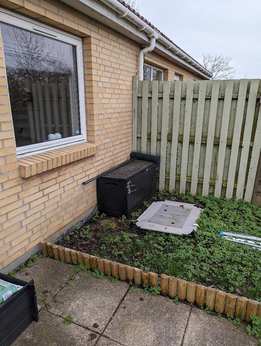 Lagt fliser på 16m2 hvor der skal graves ca 6 m2 jord væk og ligges grus på