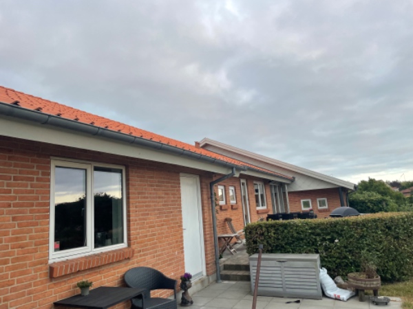 Maling af udhæng rundt om hus og sternbrædder på 3 gavle. Højde til kip på den ene gavl er 6 m.