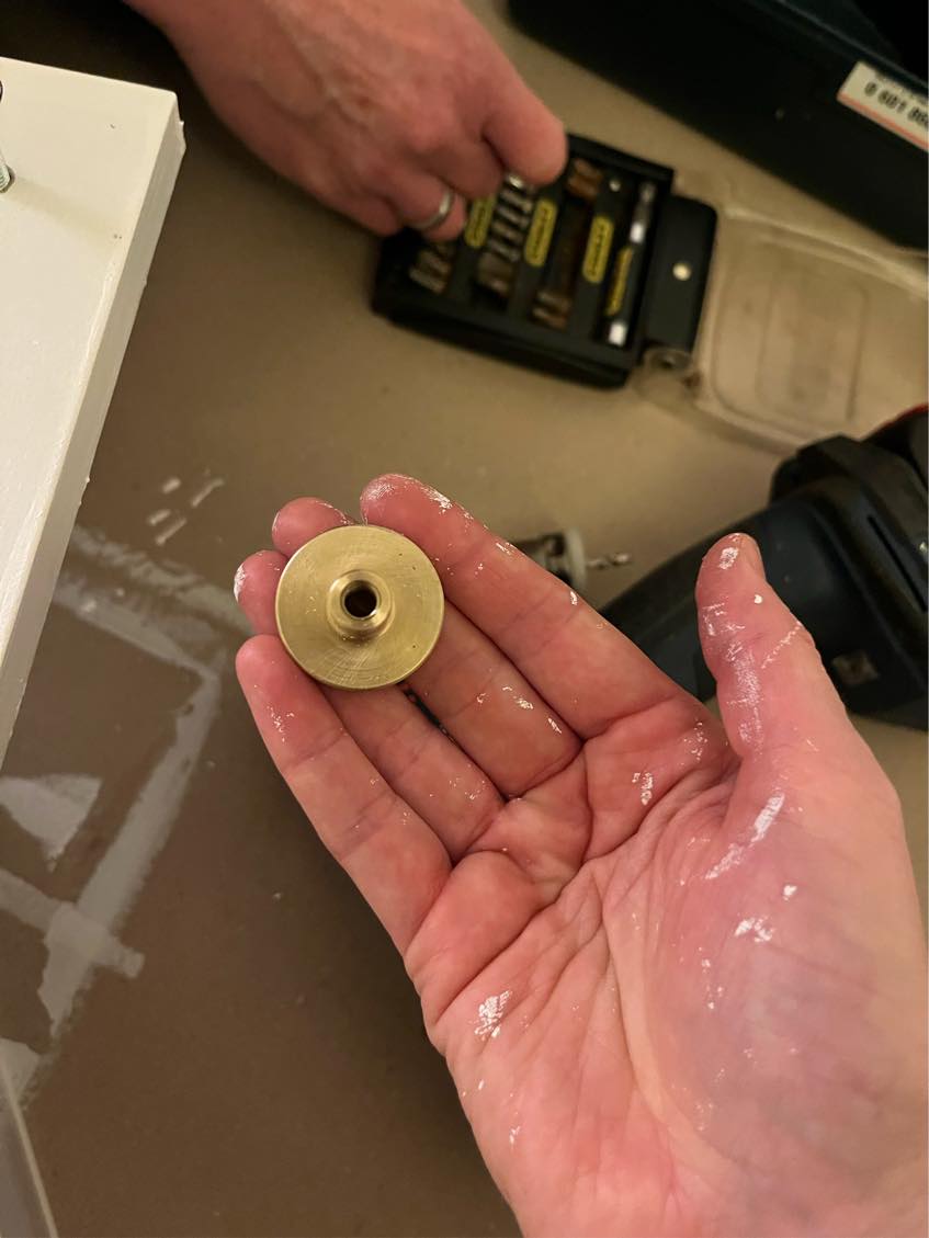 Bore, og skrue greb + hængsler og køkkenlåger op